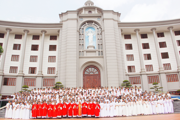 Thánh lễ ban Bí tích Thêm sức cho 374 em tại Nhà thờ Chính Tòa Thái Bình