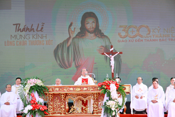 Đại Hội kính Lòng Chúa Thương Xót tại và Mừng kỷ niệm 300 năm thành lập Giáo xứ Đền Thánh Bác Trạch